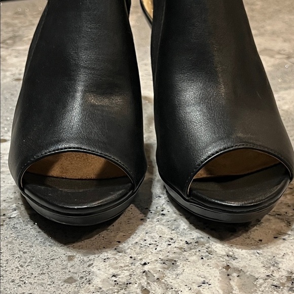 NWOB Naturalizer Elegant Black Leather and Black Suede Women's Slingback Heels - Picture 4 of 8